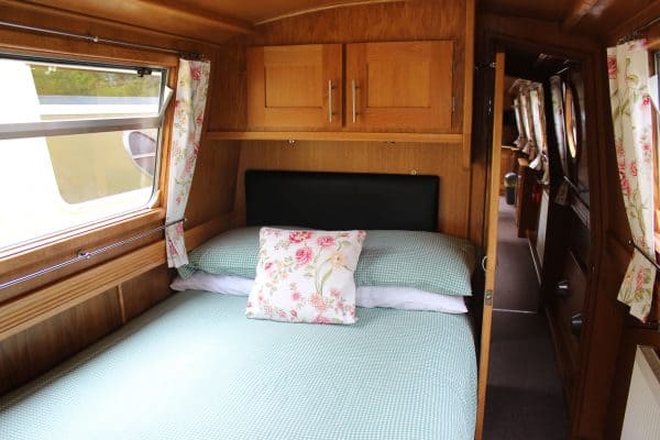 The stern and middle cabins have fixed double beds